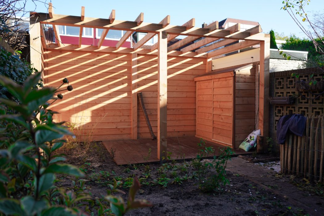 Pergola-van-duurzaam-gewonnen-Douglas-hout-min